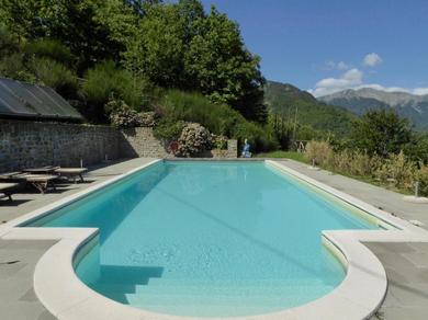 Шале Spacious Chalet in Cutigliano with Swimming Pool