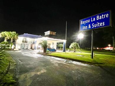 Отель Bayou Inn & Suites
