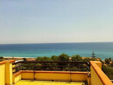 Apartments 2 bedrooms appartement at Brancaleone Marina 200 m away from the beach with sea view and enclosed garden