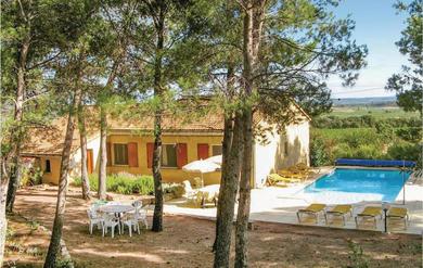 Holiday home Awesome home in Cesseras with 4 Bedrooms, Outdoor swimming pool and Heated swimming pool