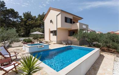 Holiday home Amazing home in Sutivan with Jacuzzi, WiFi and Heated swimming pool