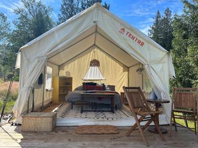 Hotel Tentrr Signature Site - Hobby Farm Glamping in Bow