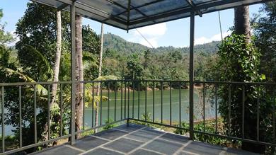 Apartments 2.5 bedroom lakefront home close to Munnar