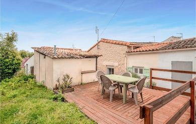  Nice Home In Mortagne-sur-gironde With Wifi And 2 Bedrooms