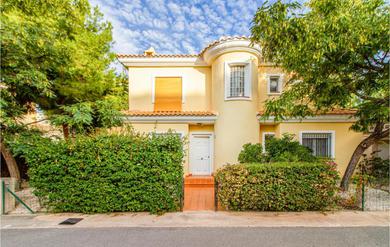 Awesome home in Alacant with 4 Bedrooms and WiFi
