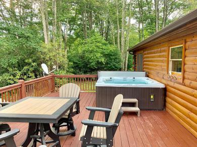 Holiday home 2 BR Cabin with Hot Tub, Deck, Fire Pl