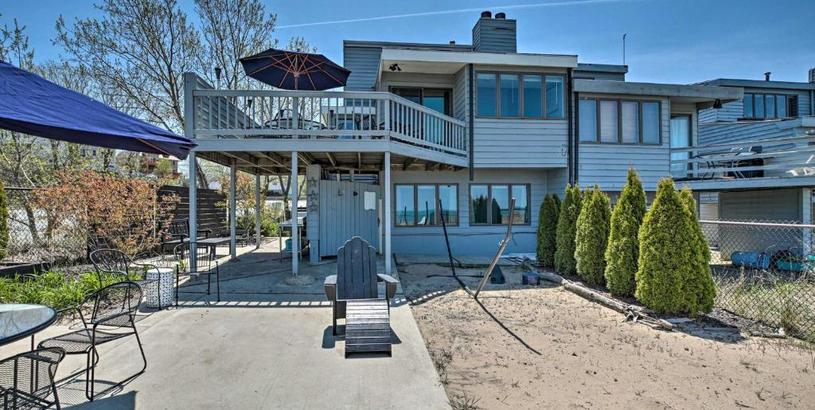 Holiday home Lakefront Family Retreat with Grill Steps to Beach!