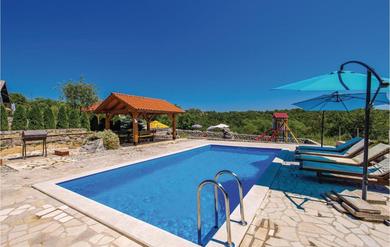 Holiday home Awesome home in Viskovo with 4 Bedrooms, WiFi and Outdoor swimming pool