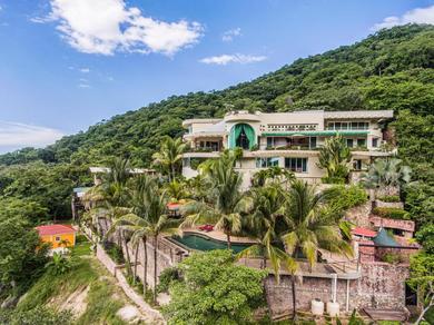 Шале Luxury Ocean Frontage Family Villa For Rent