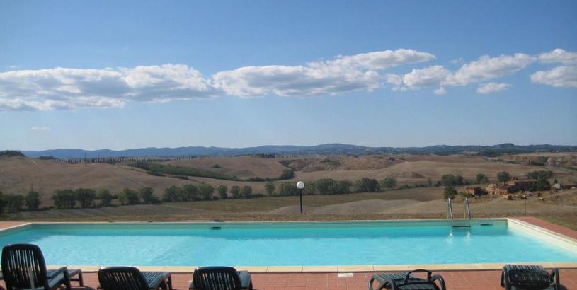 Дом отдыха Large farmhouse in Tuscany with garden and pool