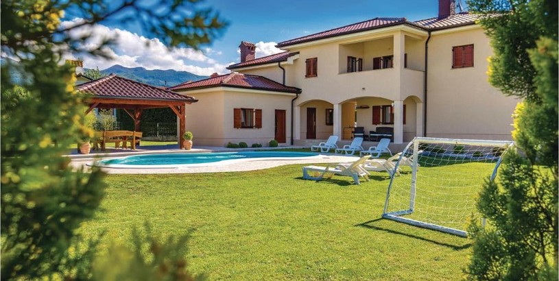 Holiday home Amazing home in Drazice with 5 Bedrooms, WiFi and Outdoor swimming pool