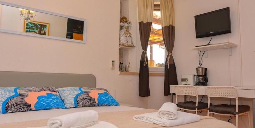 Guest house Apartment and room Sveti Jakov