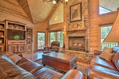 Дом отдыха Lavish Cabin with Deck, Game Room and Mountain Views!