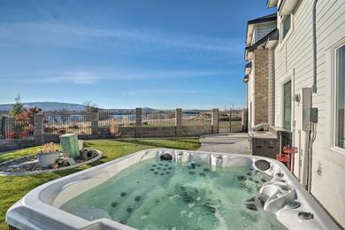 Apartments Pasco Condo with Columbia River Views and Hot Tub