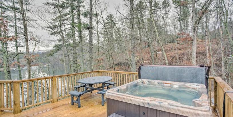 Дом отдыха Lakefront Butler Home with Hot Tub, Fire Pit and Dock