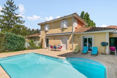 Hotel Spacious house with swimming pool near Lyon - Welkeys