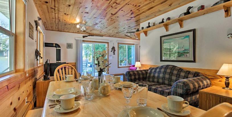 Holiday home Cottage in Roweleys Bay with Deck and Fall Colors!