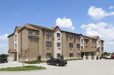 Отель Microtel Inn & Suites Gonzales TX