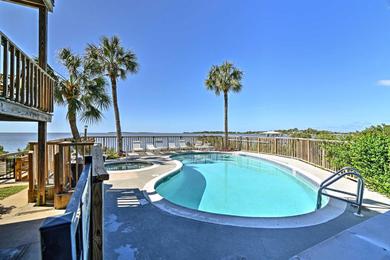 Апартаменты Beachfront Cedar Key Condo with Pool, Spa and Views!