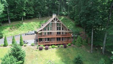 Chalet Million Dollar Sunset Views on Mountain, Hot Tub, Fire Table, Fire Pit,Game Room