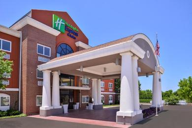 Отель Holiday Inn Express Hotel & Suites Elgin, an IHG Hotel