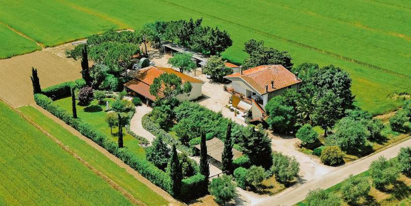 Дом отдыха Luxurious Farmhouse in Grosseto with Jacuzzi