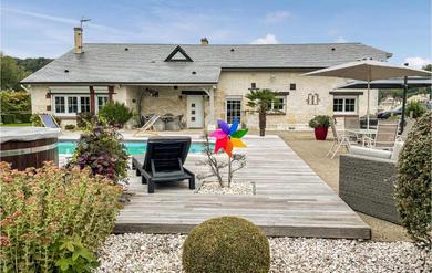 Holiday home Amazing home in Berville-Sur-Seine with WiFi, Private swimming pool and 5 Bedrooms