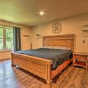 Дом отдыха Butler Cabin on 19 Acres with Hot Tub and Fire Pit!