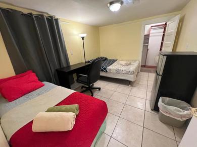 Guest house Spacious Private Los Angeles Bedroom with AC & WIFI & Private Fridge near USC the Coliseum Exposition Park BMO Stadium University of Southern California