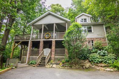A Treetop Escape - close to Boone and Blowing Rock, large deck!