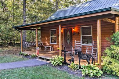 Дом отдыха Smoky Mountain Rustic Log Cabin with Furnished Patio
