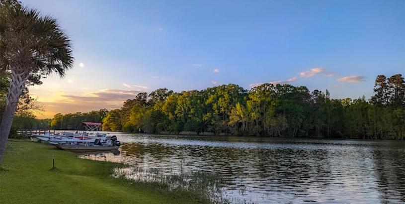 Hotel Bells Marina & Fishing Resort - Santee Lake Marion by I95 - Family Adventure, Pets on Request!