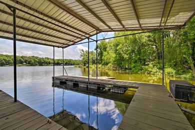 Дом отдыха Waterfront Lake Barkley Home with Deck and Fire Pit!