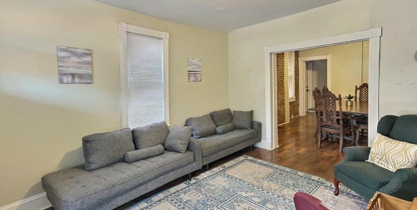 Hotel 1900s Downtown Rowhouse, walkable, historic, pet friendly, spacious.