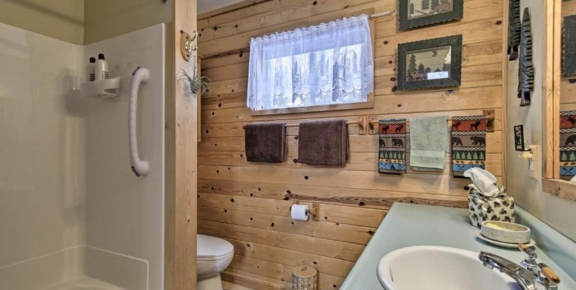 Дом отдыха Cozy Cabin on 10 Acres, Walk to Chippewa River!