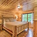 Дом отдыха The HoneyBee Cabin with Private Porch and Hot Tub