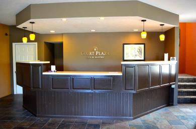 Отель Court Plaza Inn & Suites of Mackinaw