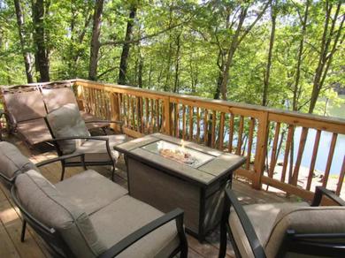 Lakefront Home, on 2 Acres, HotTub, Real Wood Fireplace, Canoe, Waterpark