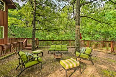 Апартаменты Lush Eureka Springs Cabin with Fire Pit and Yard!