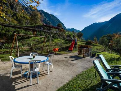 Шале Beautiful chalet with Swimming Pool in Lombardy
