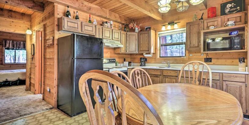 Holiday home Pet-Friendly Cabin with BBQ - 7 Mi to Show Low Lake!