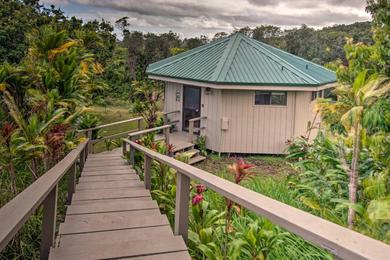 Apartments Hilo Couples Retreat about 6 Miles to Honolii Beach!