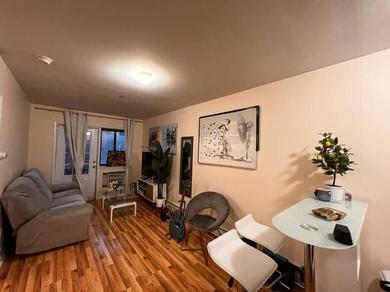 Apartments 15 minutes to Manhattan with Balcony. Train is walking distance