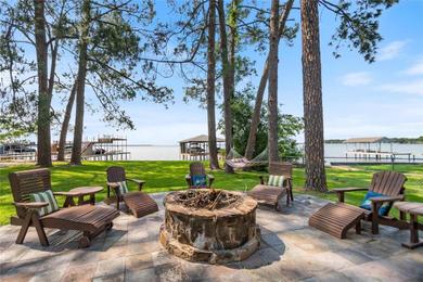Holiday home Lake Getaway - Waterfront, Volleyball Court, Fire Pit, Lilly Pads and MORE!