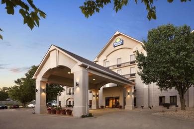 Отель Days Inn & Suites by Wyndham Cedar Rapids