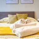 Апартаменты CaseOspitali - CASA LUCE a due passi dal SAN RAFFAELE - 1 bedroom e divano in soggiorno