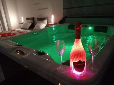 Апартаменты Nuit romantique avec Jacuzzi SPA privatif proche TOULOUSE