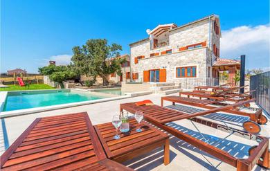Holiday home Amazing home in Tinj w/ Outdoor swimming pool, Jacuzzi and 6 Bedrooms