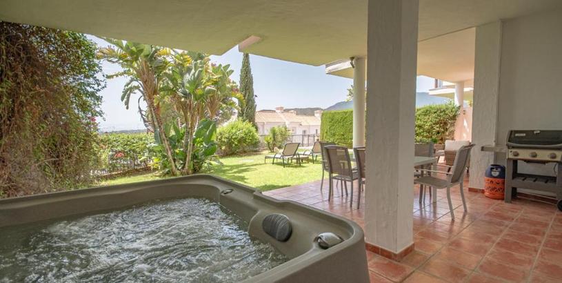 Apartments Sea view apartment with private garden and jacuzzi in Balcones del Lago, Istan