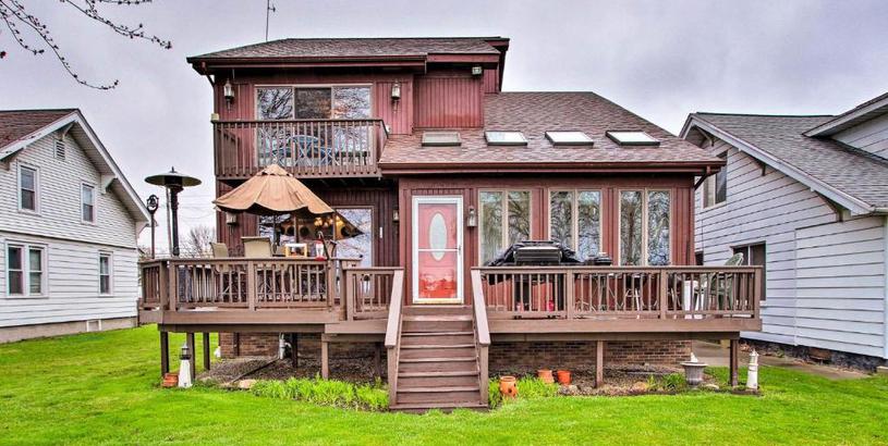Дом отдыха Waterfront Algonac House with Deck and Grill!